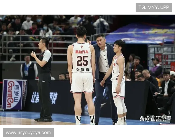 新疆队与广东队激战正酣3月22日篮球盛宴不容错过 新疆队与广东队激战正酣3月22日篮球盛宴不容错过